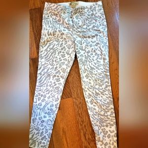 Democracy "Ab" solution white with Leopard Print jeans and frayed ankles. Size 8
